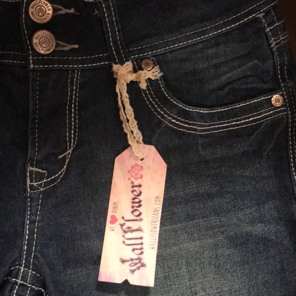 Wall Flower Shorts - Picture 7 of 12